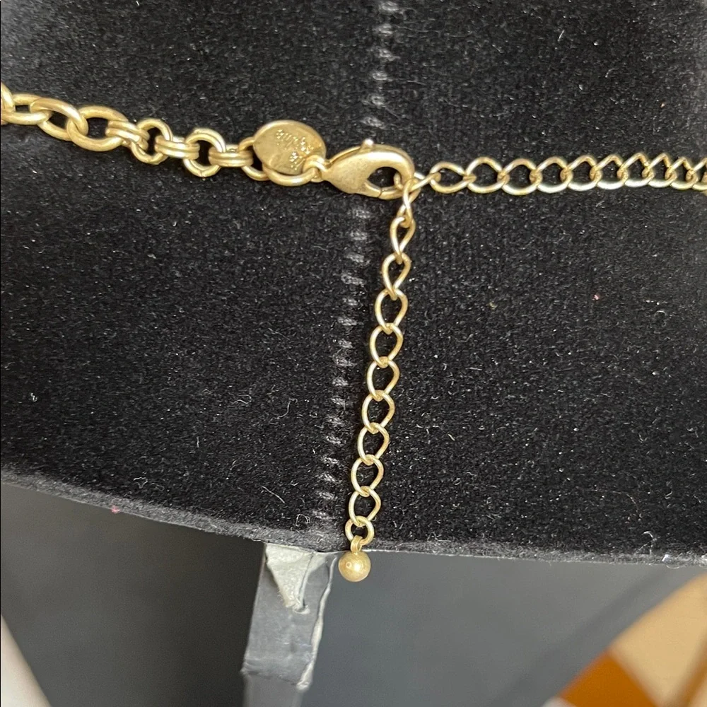 Elegant Gold and White Pendant Necklace - Picture 4 of 5